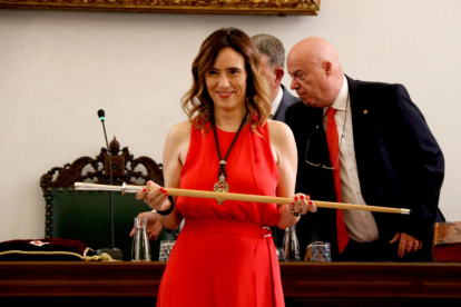 Sandra Guaita cogiendo la vara después de ser investida alcaldesa de Reus.