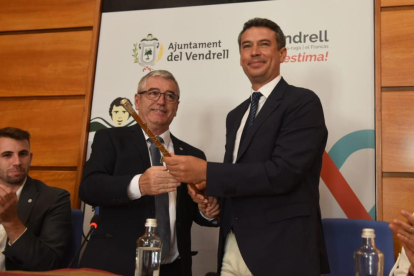 Kenneth Martínez recibe la vara de alcalde de El Vendrell.