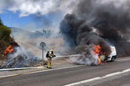 Imatge de l'incendi de la furgoneta a l'N-340 a l'alçada de la Ràpita.