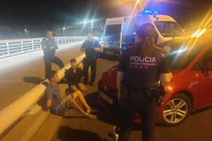 Moment de la detenció dels dos homes.