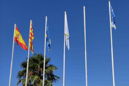 L'hissada de la bandera reafirma el treball realitzat en matèria de qualitat i preservació de les platges.