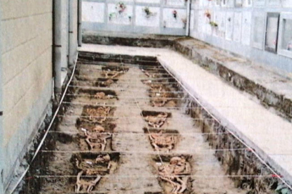 La fossa amb els catorze esquelets localitzats al cementiri d'Orduña.