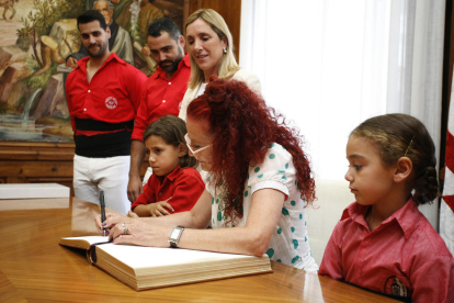 Pepa Plana signant el Llibre d'Honor de l'Ajuntament de Valls, ahir al migdia.