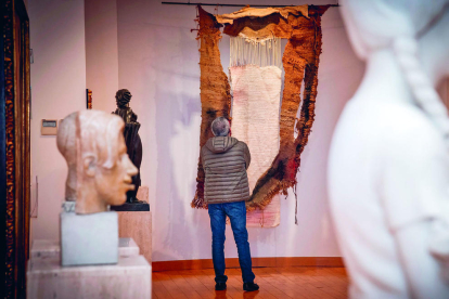 Un visitante contemplando uno de los tapices de Josep Royo en el MAMT.