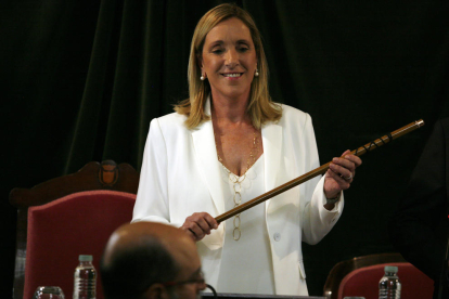 Dolors Farré (Junts), alcaldessa de Valls, durant la seva investidura.