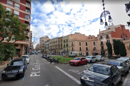 Vista de la plaça del Prim i el carrer unió, on es prohibirà l'aparcament.