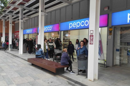 Imatge de les cues a la nova botiga de Pepco al Pallol de Reus.