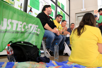 Sacs de dormir i menjar per passar les hores en l'ocupació del la seu d'Educació a Tortosa del sindicat USTEC-STEs.