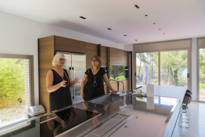 La gerent de Tarraco Homes, Olena Tokarenko, amb la presidenta de la FEHT, Berta Cabré, al xalet de luxe Villa Limonium.