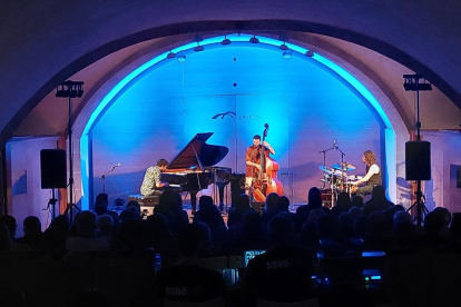 Joan Claver Trio junto a la Cripta de la Ermita en una de las actuaciones del Jazz & Blues Cambrils 2023.