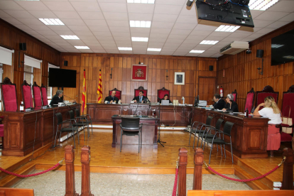 L'home acusat d'un delicte d'assassinat en grau de temptativa en una masia del Rourell l'any 2019, de la seva advocada, del fiscal i el tribunal, a l'inici del judici que s'ha celebrat a l'Audiència de Tarragona.