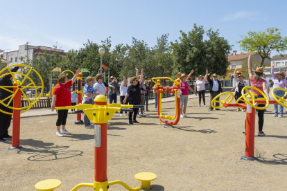 Imatge de la sessió pràctica per aprendre a utilitzar els parcs de salut de Constantí.