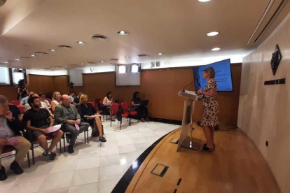 Noemí Llauradó toma la palabra en el acto. de presentación de la Campaña de verano 2023 de Reus Promoció.