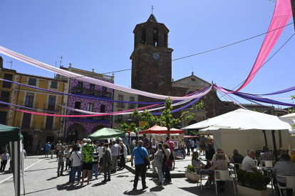 La plaça Major i la degustació de tisana de farigola amb mel en l'edició de l'any passat.