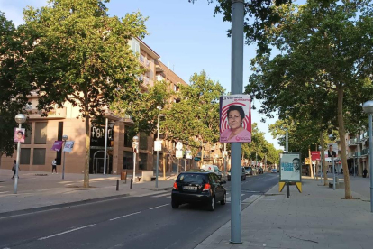 L'avinguda Ramon d'Olzina, la via més important de Vila-seca, plena de cartells electorals.