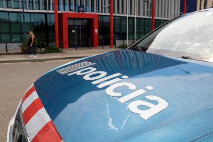 Capó d'un cotxe de Mossos d'Esquadra davant de la comissaria de Lleida.