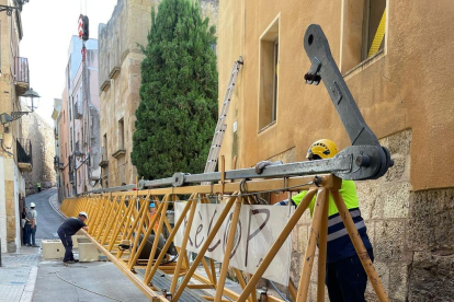 9 persones i 4 camions de gran tonatge han participat en el procés de desmuntar la grúa de 40 metres.