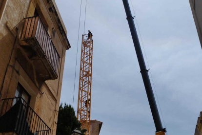 9 persones i 4 camions de gran tonatge han participat en el procés de desmuntar la grúa de 40 metres.