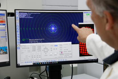 Un investigador utilizando el primer difractómetro de electrones en el ICIQ.