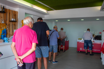 Les renovacions i noves altes es poden fer de dilluns a divendres, a la botiga del Nou Estadi.