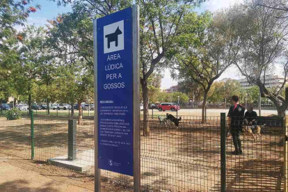 Imatge de la zona d'esbarjo per a gossos del parc Manuel Albinyana de Salou.