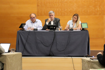 El alcalde Pau Ricomà, acompañado de los concejales Jordi Fortuny y Cristina Guzmán.