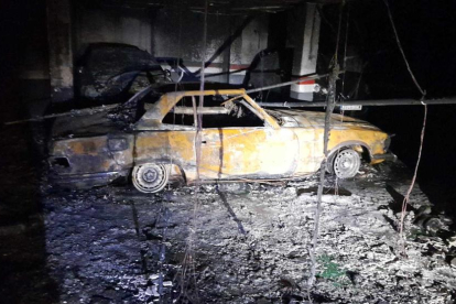 Imatge de com ha quedat el vehicle incendiat.
