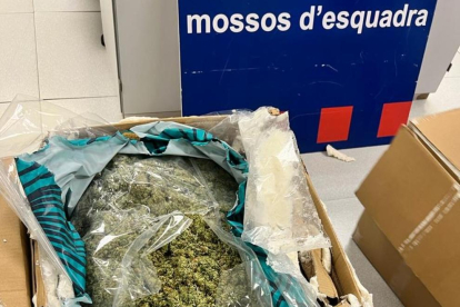 Les caixes amb 22 quilos de marihuana incautades per la policia després d'identificar dos homes al barri de Sant Martí de Barcelona.