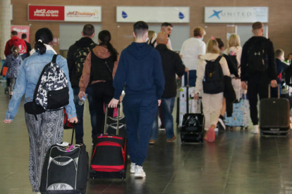 Passatgers caminant per la terminal de l'Aeroport de Reus.