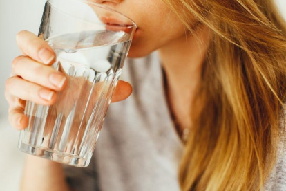 Una dona bebent aigua.