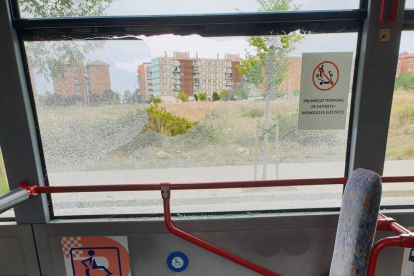 Imatge del vide d'un l'autobús municipal EMT després de rebre l'impacte d'una pedra.