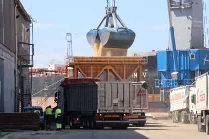 Imatge d'un moment de la descàrrega de cereals d'un vaixell al Port de Tarragona.