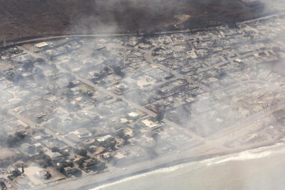 Vista aèria dels edificis danyats a Lahaina, Hawaii, a conseqüència d'un gran incendi forestal.