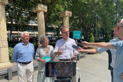 Josep Maria Cruset aquest matí en una roda de premsa a la plaça de Llibertat de Reus, acompanyat de la número 3 de la llista, Montse Vilella.