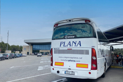 Imatge d'un autobús Plana a l'estació del Camp de Tarragona.