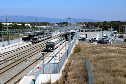 Dos trenes parados en la estación de tren de Hospitalet de l'Infant a raíz de una incidencia en la infraestructura entre este municipio y L'Ametlla de Mar.