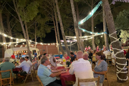 Cena al aire libre en la urbanización El Pinar, el año pasado.