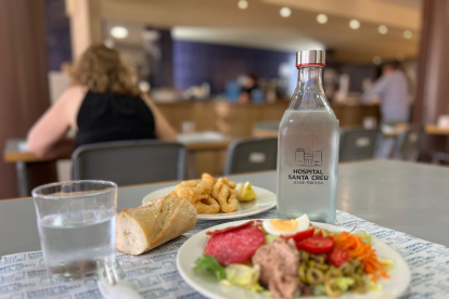 La cafeteria de l'hospital Santa Creu de Jesús-Tortosa oferirà aigua en envasos reutilitzables en els seus menús.