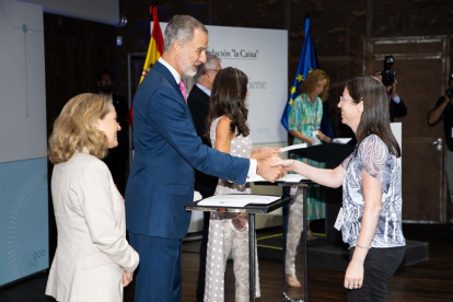 La madre de Alba Llorach rebent la beca de la Fundació 'la Caixa'.