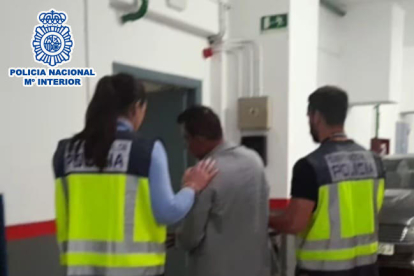 Moment de la detenció d'un perillòs fugitiu a Tarragona, buscat per les autoritats colombianes.