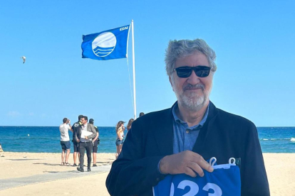 Josep Maria Vallès, concejal de Medio Ambiente de Cambrils, con la bandera azul que reconoce internacional la calidad de las playas del municipio.