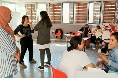 Un instant del taller de teatre del projecte 'Connecta't' de Reus on participen víctimes de violència masclista.