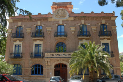 Imagen de la fachada de la Estación Enológica, a través del acceso desde el paseo de Sunyer.