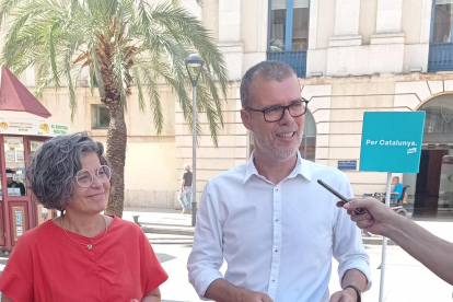 El cabeza de lista de Junts del sur de Catalunya en el Congreso de los Diputados, Josep Maria Cruset, y la número tres de la candidatura, Montse Vilella en Reus.