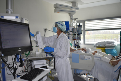 Un pacient amb covid a l'UCI d'un hospital.