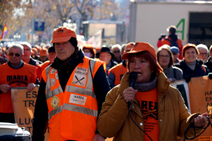 La portaveu de la Marea de Pensionistes, Conchi Ribera, cridant consignes a favor de l'augment de les pensions.