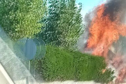 Imatge del foc que crema a l'interior del bungalow del càmping.