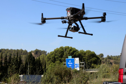 El Servei Català del Trànsit enlaira un dron prop de l'AP-7 per fer un control de mobilitat.