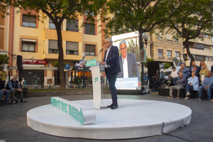 El acto de Jordi Sendra tuvo lugar frente al monumento Roger de Llúria.