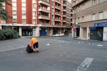 Un operari de la neteja retirant el porexpan que han llençat pel centre de Tarragona.